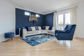 Large Penthouse by Damask Homes with Parking, Redbridge